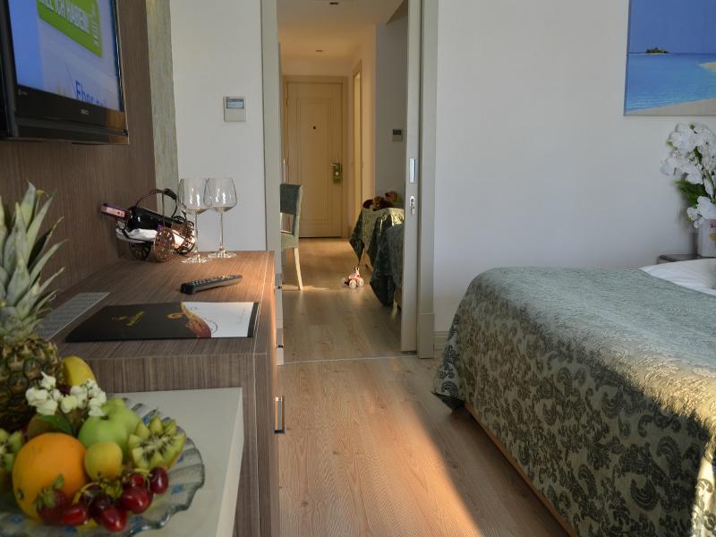 Port Side Resort Hotel Экстерьер фото